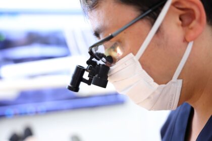 拡大視野化でなるべく削らず残す「精密歯科治療」拡大鏡