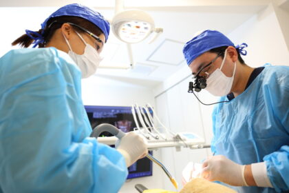 インプラント治療の質を向上させる「マイクロスコープ」・拡大鏡